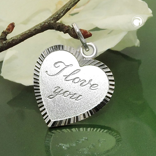 Vue détaillée du pendentif argent coeur I love you, finition mate et diamantée