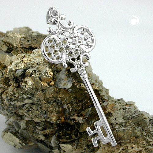 Vue rapprochée du pendentif clé en argent sterling