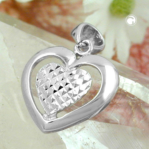 Vue détaillée du pendentif argent sterling forme cœur motif ciselé