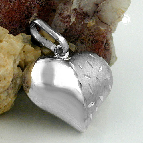 Bijou argent cœur diamanté sur fond neutre