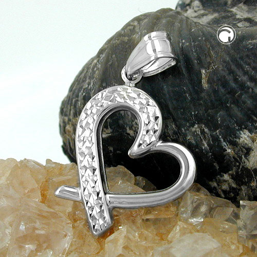 Vue de profil du pendentif cœur en argent sterling