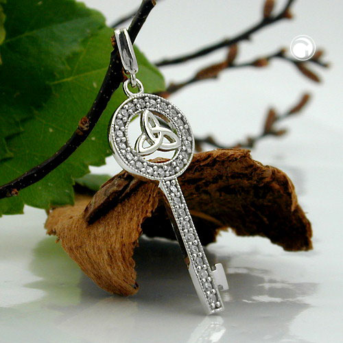 Vue rapprochée du pendentif argent sterling clé Triquetta orné de zirconias