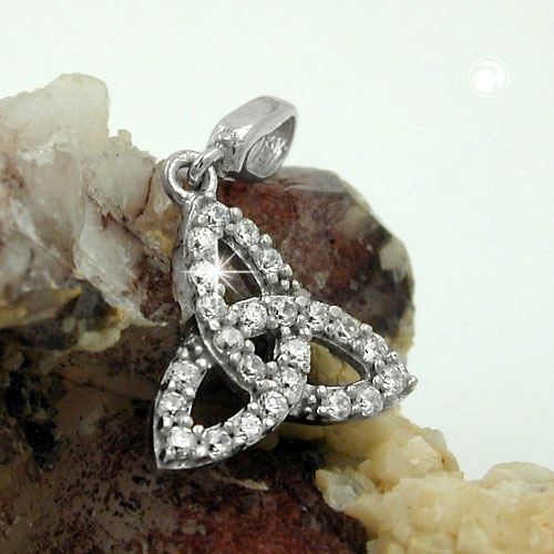 Vue rapprochée du pendentif triquetra argent avec zircones