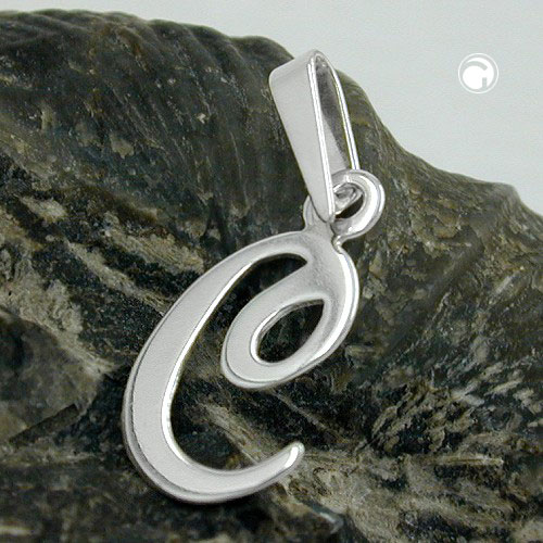 Pendentif lettre C argent sterling sur fond blanc