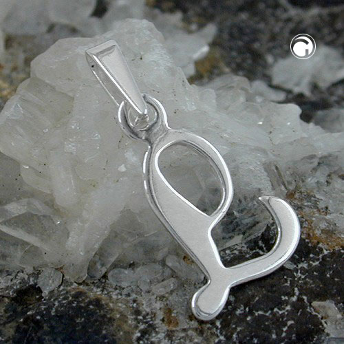 Vue rapprochée du pendentif argent lettre L, finition brillante