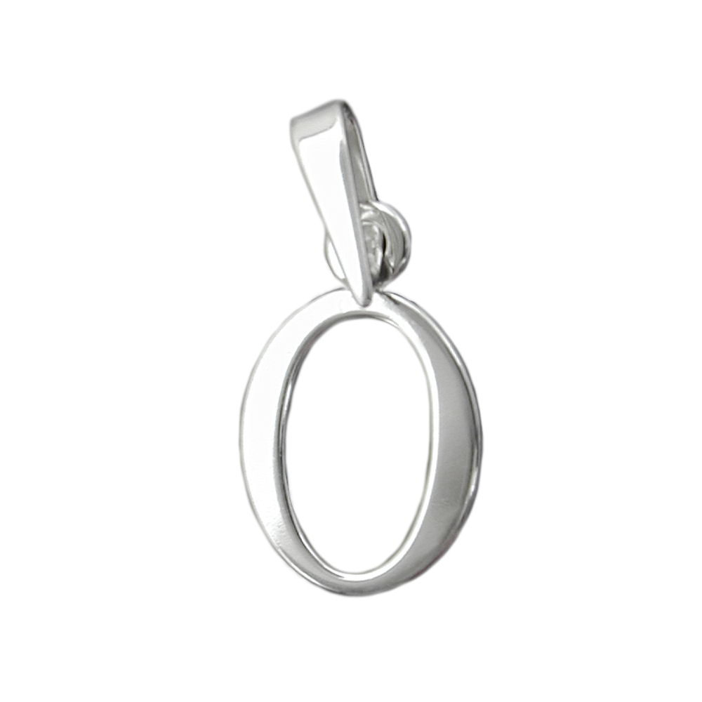 Pendentif argent sterling initiale O sur fond blanc