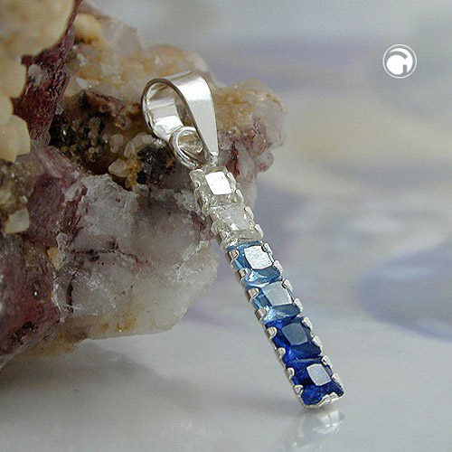 Vue rapprochée du pendentif argent avec zirconiums bleus