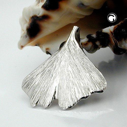 Gros plan sur pendentif argent sterling forme feuille Ginkgo