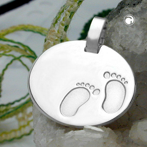 Pendentif argent sterling pieds de bébé, vue détaillée du relief