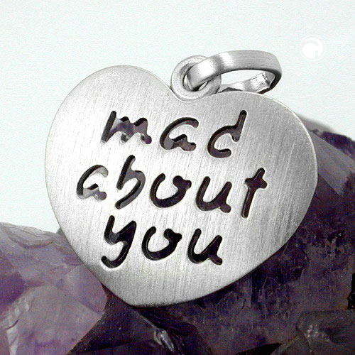 Bijou argent sterling cœur découpé Mad About You sur fond blanc