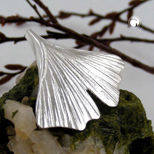 Gros plan pendentif argent sterling forme feuille Ginkgo
