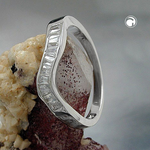 Bague argent sterling zirconium portée sur un doigt