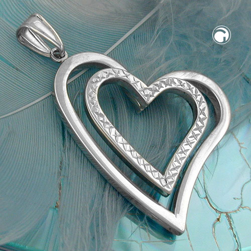 Vue rapprochée du pendentif argent sterling deux cœurs