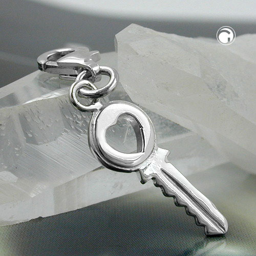 Charme argent clé avec cœur sur fond blanc
