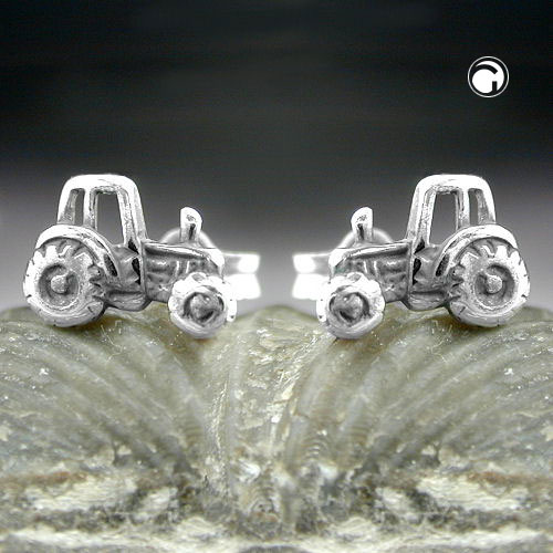 Paire de boucles d'oreilles argent tracteur sur fond neutre