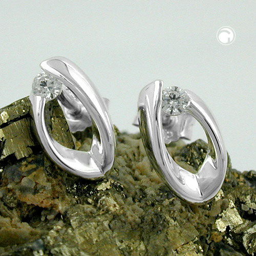 Paire de boucles d'oreilles argent sterling zirconium sur fond blanc