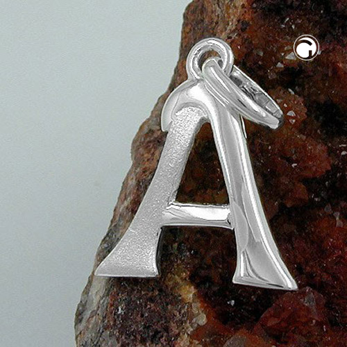 Pendentif argent lettre A, détail de la surface polie