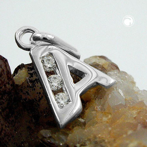 Vue rapprochée du pendentif lettre A en argent sterling et zirconia