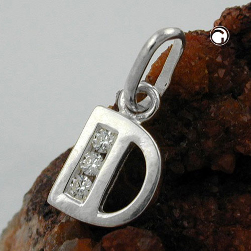 Vue rapprochée du pendentif argent lettre D orné de zirconiums
