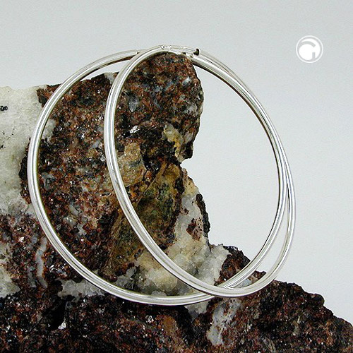 Paire de créoles argent sterling 50 mm sur fond blanc