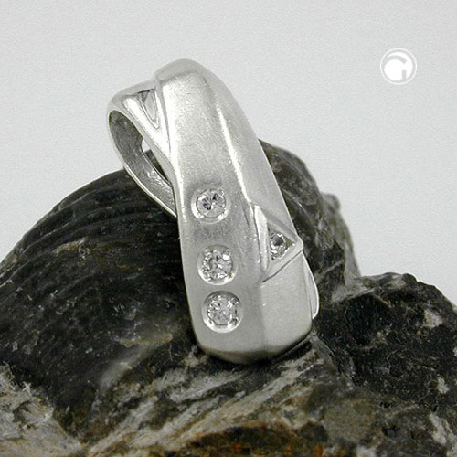 Vue rapprochée du pendentif argent sterling et ses 3 zirconias scintillants