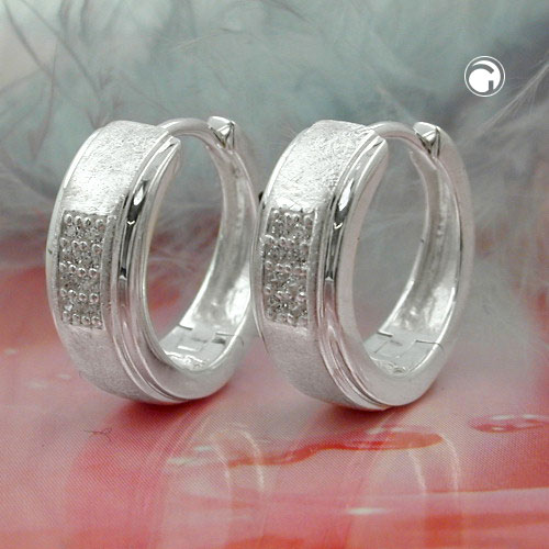 Créoles argent sterling zirconias vue rapprochée