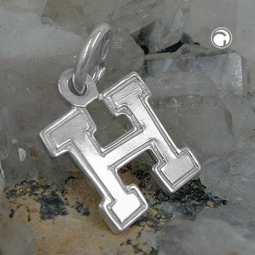 Bijou pendentif initiale argent 925 sur fond blanc
