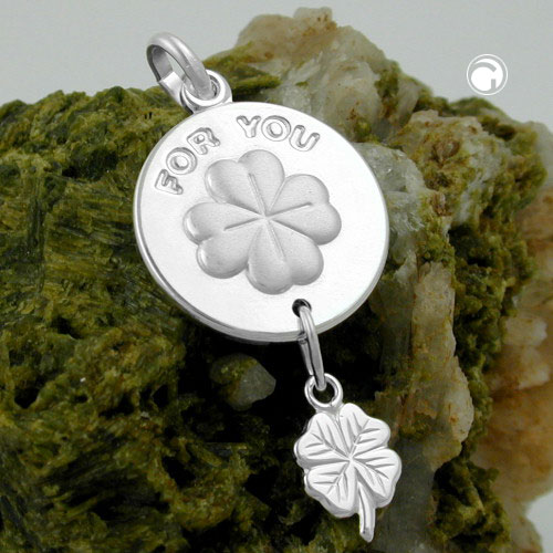Vue rapprochée du pendentif argent sterling avec finition mate et gravure