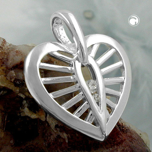 Vue rapprochée du pendentif coeur argent sterling et zirconia