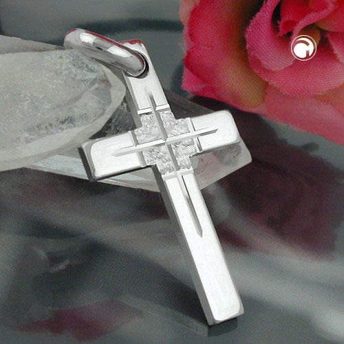 Vue rapprochée du pendentif croix en argent sterling