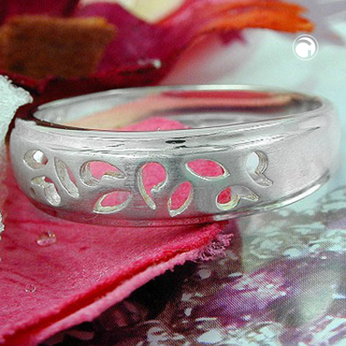 Bague goutte en argent sterling sur fond neutre