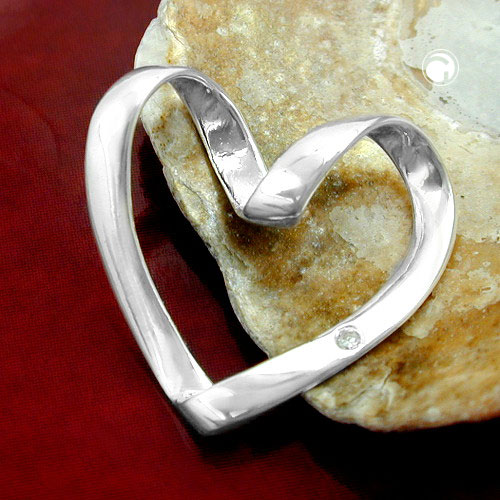 Vue rapprochée du pendentif coeur argent sterling et zirconium