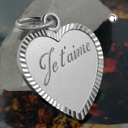Gros plan sur le pendentif cœur argent sterling Je t'aime, surface mate et diamantée