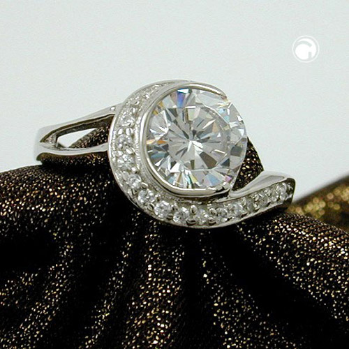 Bague en argent sterling ornée de zirconium vue de côté