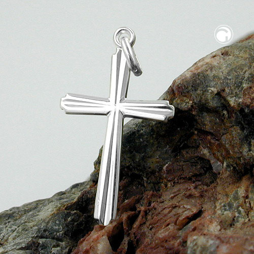 Vue rapprochée d'un pendentif croix en argent sterling