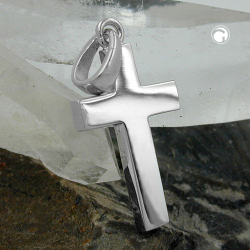 Vue rapprochée du pendentif croix en argent 925 avec finition brillante