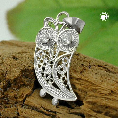 Vue détaillée du pendentif hibou en argent sterling et zircones