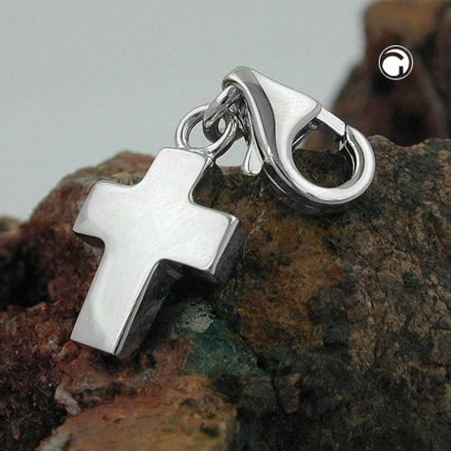 Gros plan sur pendentif croix argent sterling 925