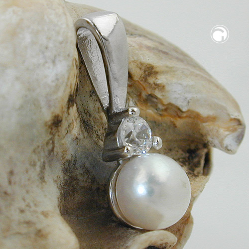 Gros plan sur pendentif argent sterling perle zirconia 17x6 mm