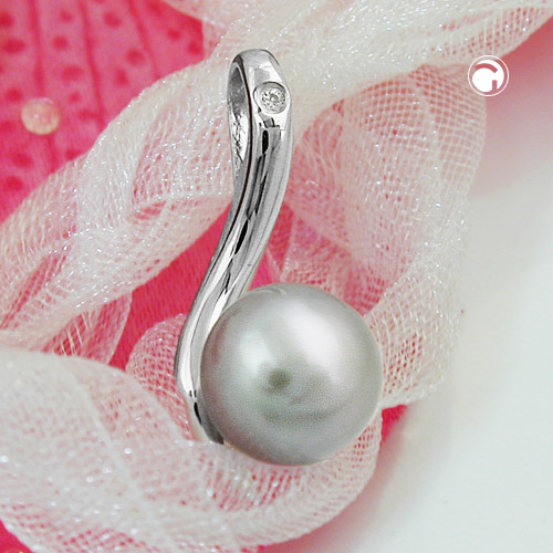 Vue rapprochée du pendentif argent sterling avec perle et zirconia
