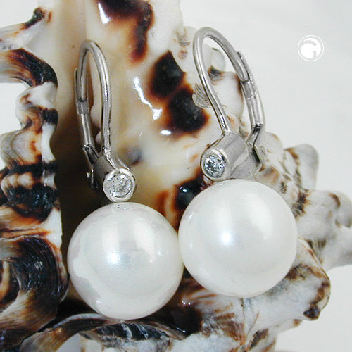Boucles d'oreilles argent sterling perle blanche sur fond blanc