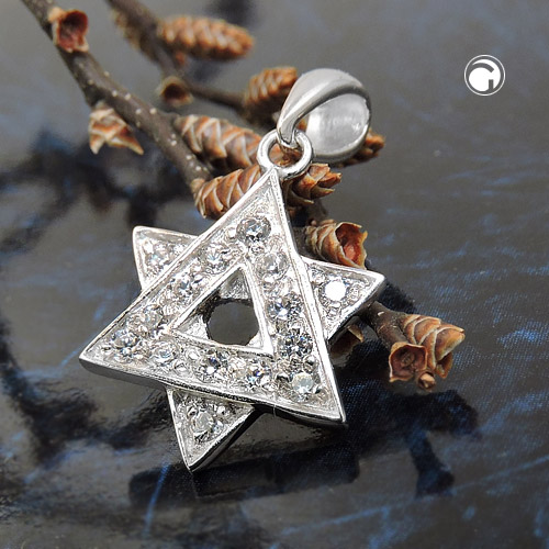 Pendentif argent sterling forme cœur sur fond blanc