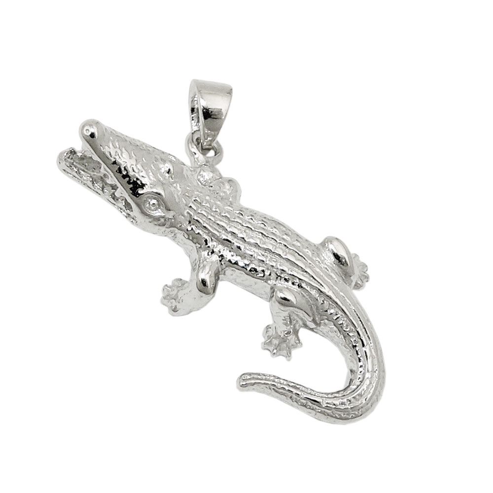 Pendentif crocodile en argent 925 poli sur fond blanc
