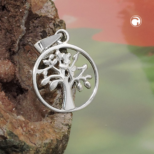 Vue rapprochée du pendentif arbre de vie argent sterling