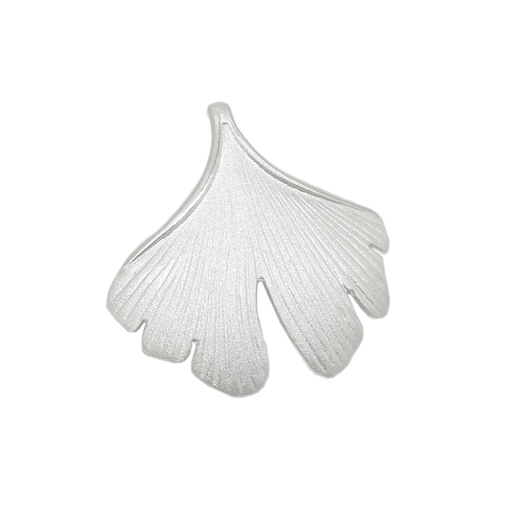 Pendentif argent 925 feuille de Ginkgo sur fond blanc