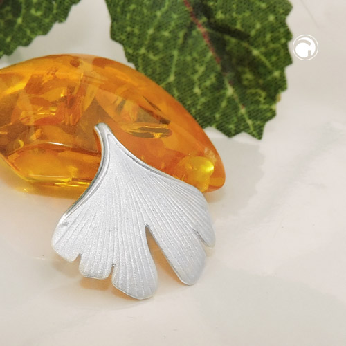 Vue rapprochée du pendentif argent sterling motif Ginkgo
