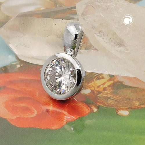 Vue rapprochée du pendentif argent zirconium