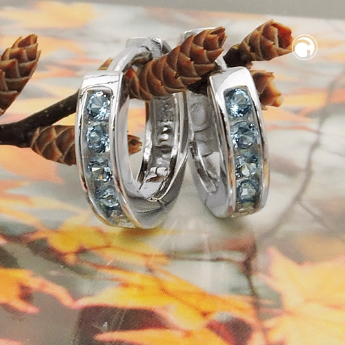 Paire de boucles d'oreilles hoop en argent sterling et zirconia bleue
