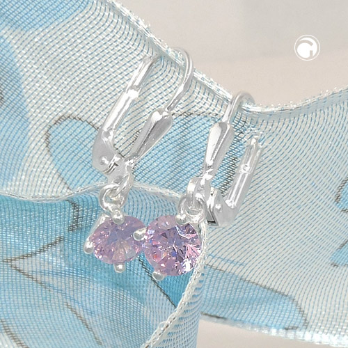 Paire de boucles d'oreilles argent sterling avec zirconium, vue rapprochée