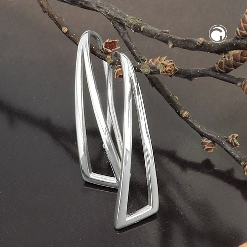 Boucles d'oreilles triangle en argent sterling portées sur oreille